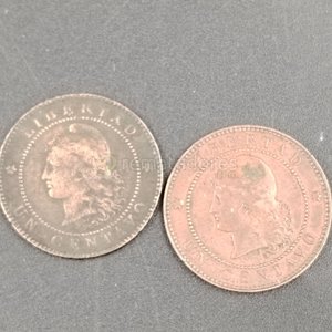 Lote siguiente: Dos Monedas Antiguas de "Un Centavo"