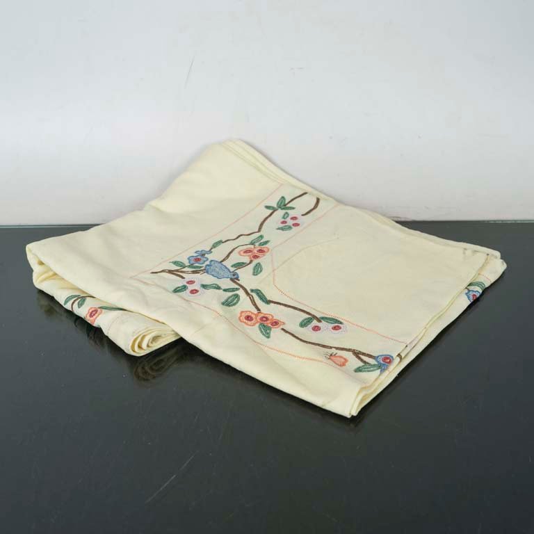 Mantel Amarillo con Bordado de Pájaros y Flores