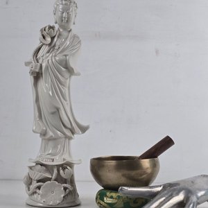 Lote anterior: Figura de Porcelana Guanyin con Loto y Cuenco Tibetano con Mazo