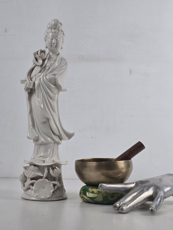 Figura de Porcelana Guanyin con Loto y Cuenco Tibetano con Mazo