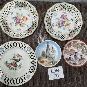 Lote siguiente: Lote de 5 Platos Decorativos con Diseños Florales y Arquitectónicos