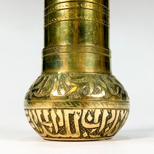 Molinillo Cilíndrico de Bronce con Inscripciones Hindúes - imagen 2