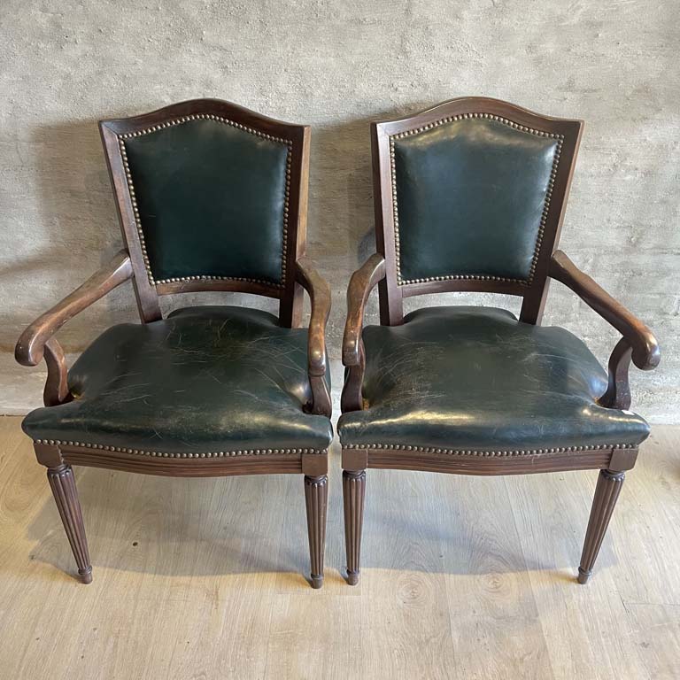 Lote anterior: 2 butacas inglesas de estilo vintage con asiento tapizado en cuero y tachas