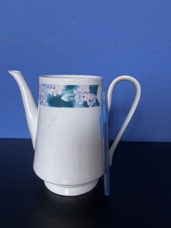 Lote siguiente: Tetera de porcelana vintage