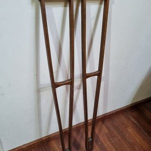 Par de Muletas Antiguas de Madera Lustrada con Apoyos y Punteras de Goma - imagen 2