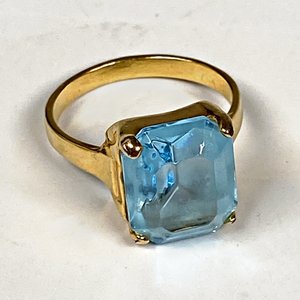 Anillo con Piedra Celeste, Dije de Pez Dorado y Trabacorbatas Enchapado - imagen 3