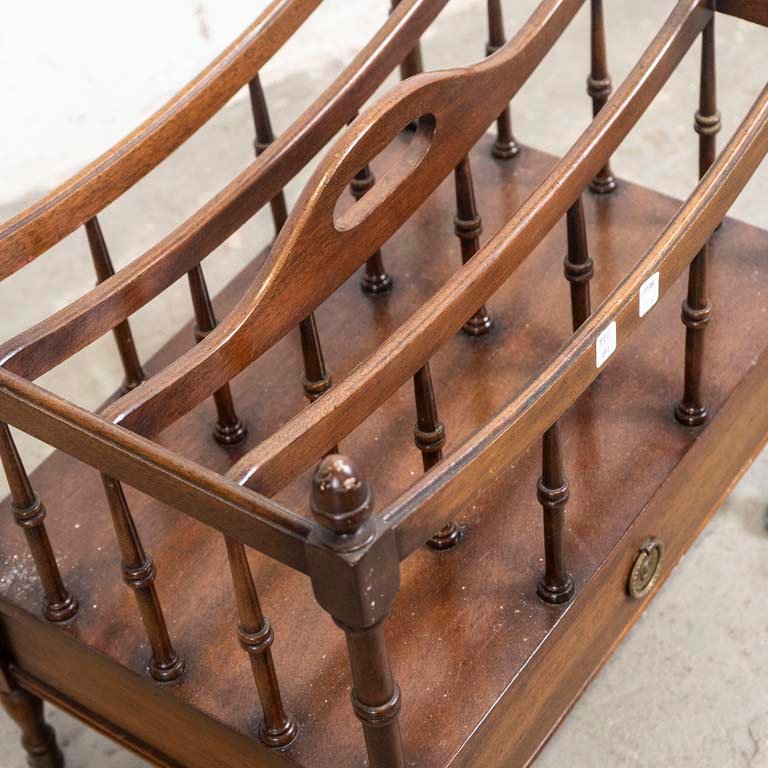 Camas y muebles de madera, estilo antiguo - imagen 2