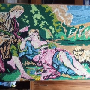 Lote anterior: tapiz bordado a mano con la técnica de gobelin o petit point, representando una escena galante o romántica de estilo clásico- mide 122x58