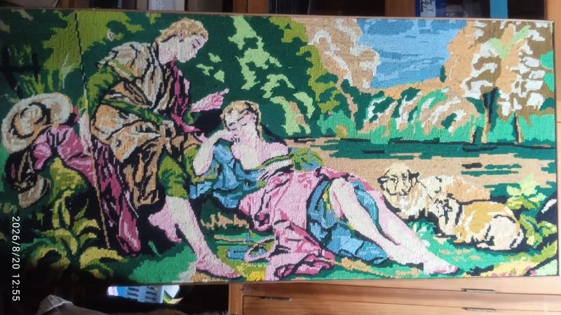 tapiz bordado a mano con la técnica de gobelin o petit point, representando una escena galante o romántica de estilo clásico- mide 122x58