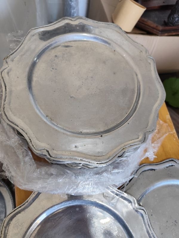 BUEN LOTE DE 12 PLATOS EN PELTRE - imagen 1