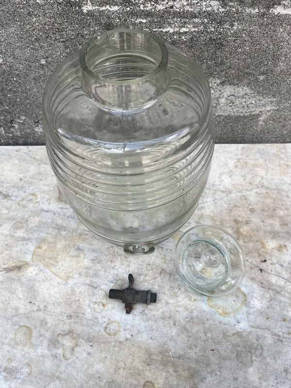 Botella de vidrio con tapa y canilla de bronce - imagen 8