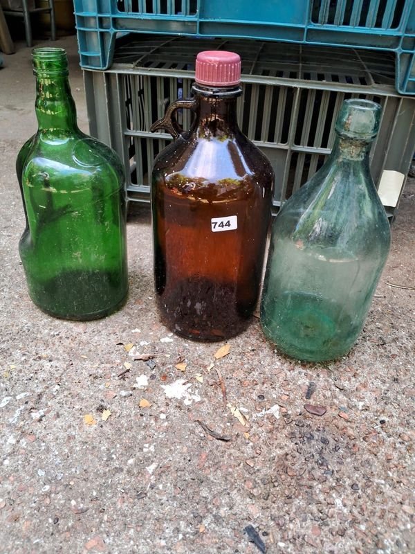 Lote anterior: Lote de 3 botellones de vidrio de diferentes tamaños y colores