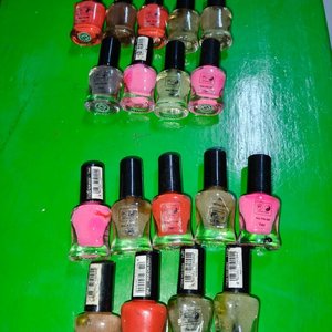 Lote siguiente: Lote de 9 Esmaltes para Uñas de Colores Variados