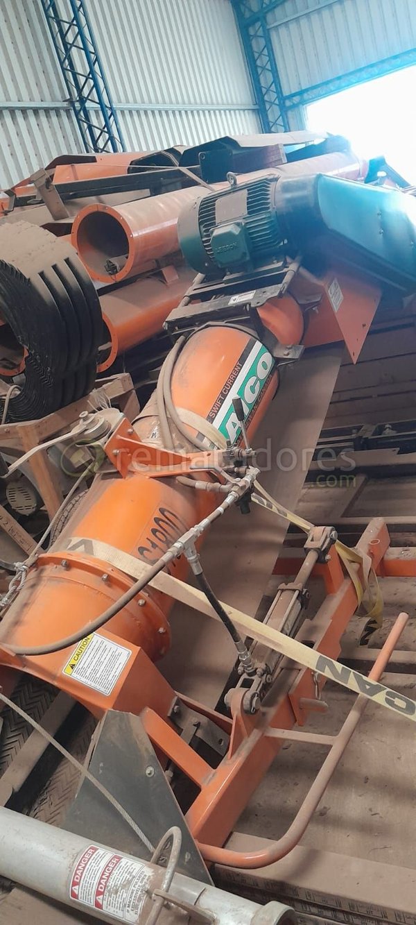 Equipo Industrial Naranja con Motor Eléctrico