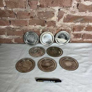 Lote siguiente: Conjunto de 8 Platillos de Platina con Bordes Repujados