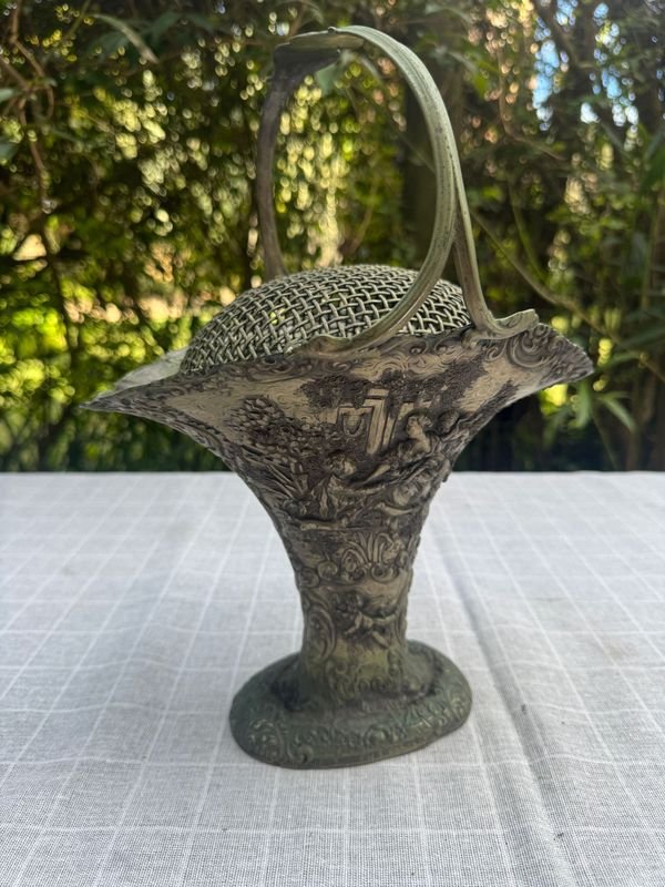Cesto o Florero de Metal Repujado con Asa y Cúpula de Malla - imagen 1