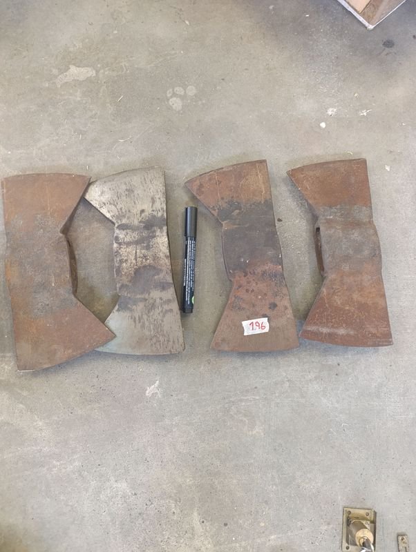 Lotes de hachas y piedra de afilar en buen estado - imagen 2