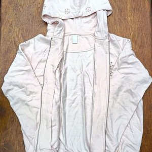 Lote de Ropa Femenina: Chaqueta, Musculosas, Canguro, Short y Más - imagen 16