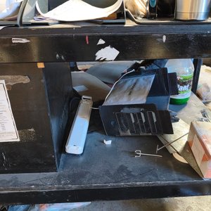 Mesa de Trabajo Industrial con Estructura de Hierro y Ruedas - imagen 4