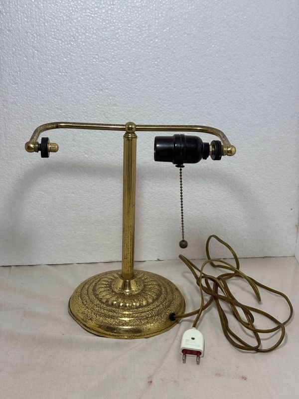 Lámpara de Mesa Clásica en Bronce con Doble Brazo