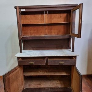 Antiguo Aparador Vitrinero de Madera con Mesada de Mármol y Puertas Vidriadas - imagen 2