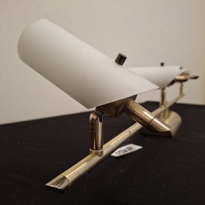 Aplique de Iluminación Retro con Tres Focos Orientables y Pantallas Tubulares de Vidrio Opal - imagen 5