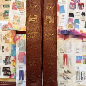 Lote siguiente: Diccionario Velázquez Enciclopedia Barsa Inglés-Español 2 Tomos Cuero Marrón