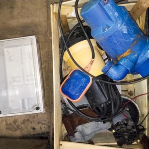 Lote siguiente: Lote de 4 Bombas y Motores Eléctricos con Nicho para Contador