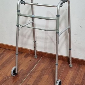Andador Ortopédico Plegable de Aluminio con Ruedas - imagen 2