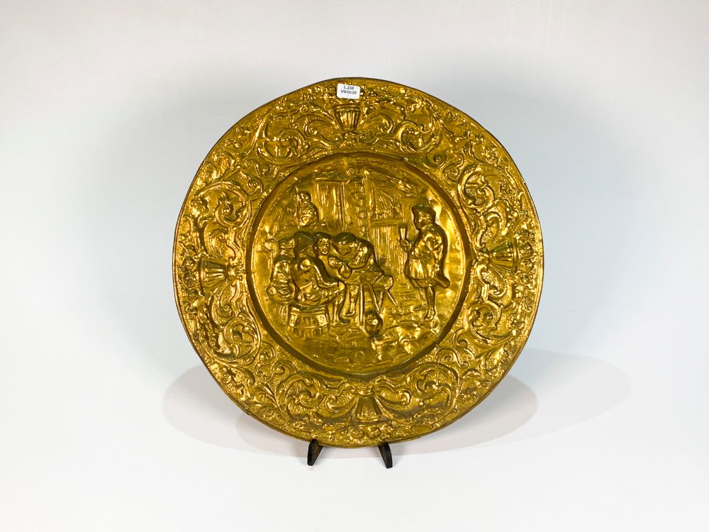 Plato Decorativo Circular en Bronce con Escena de Bodegón - 42 cm