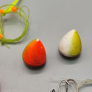 Lote de Accesorios de Pesca: Boyas Naranjas, Señuelo Artificial y Líneas con Anzuelos - imagen 3