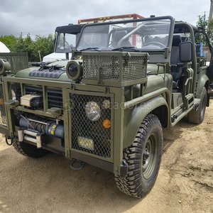 Lote siguiente: Vehículo todoterreno militar Land Rover Defender
