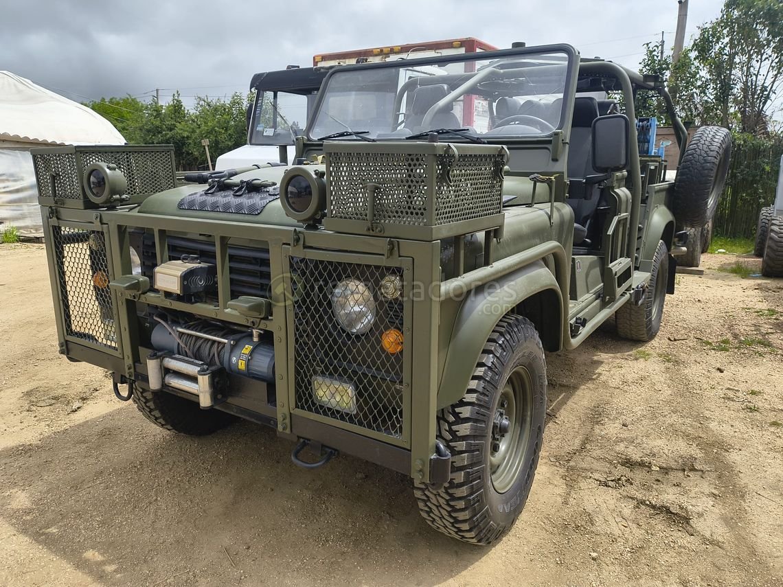 Vehículo todoterreno militar Land Rover Defender