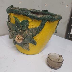 Maceta Amarilla Decorada con Hojas Verdes y Flores - imagen 2