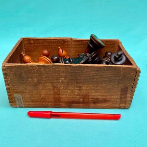 Espectacular juego de ajedrez antiguo con sus piezas realizadas en madera laqueada. Completo con sus 32 piezas. - imagen 8