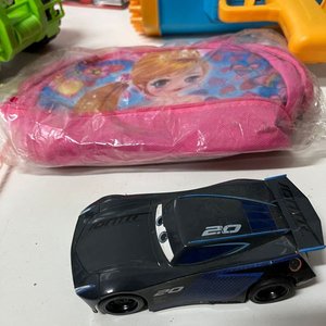 Lote de Juguetes Varios: Auto Policía, Auto de Carreras, Burbujero, Mochila y Más - imagen 7