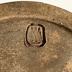 Jarra de Cerámica Gris con Tapa, Asa y Platillo de Madera - imagen 4