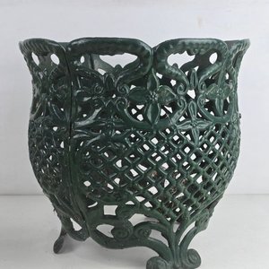 Macetero Decorativo Metálico Calado Verde Oscuro "Made in Australia" - imagen 3