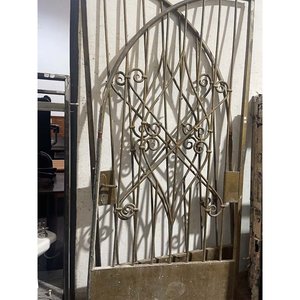 Lote siguiente: Portón de Hierro de Dos Hojas con Diseño Ornamental