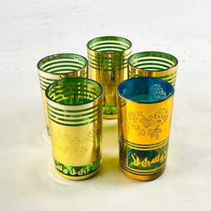 Lote siguiente: Conjunto de 5 Vasos de Vidrio con Guarda Dorada Floral y Caligrafía Árabe