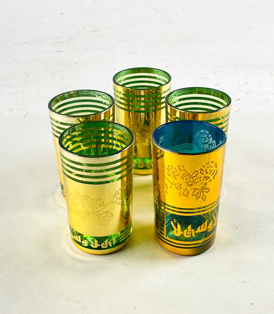 Conjunto de 5 Vasos de Vidrio con Guarda Dorada Floral y Caligrafía Árabe