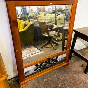 Lote anterior: Espejo de Pie con Marco de Madera y Detalle Decorativo