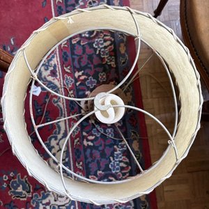 Lámpara de Mesa Antigua con Base de Madera Tallada y Pantalla de Tela - imagen 5