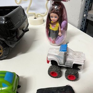 Lote de Juguetes Varios: Camionetas, Muñecas y Accesorios - imagen 4