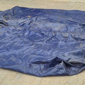 Toldo de Campamento Impermeable con Detalles de Uso y deterioros visibles. Medias Aprox. 300 cm x 400 cm - imagen 2