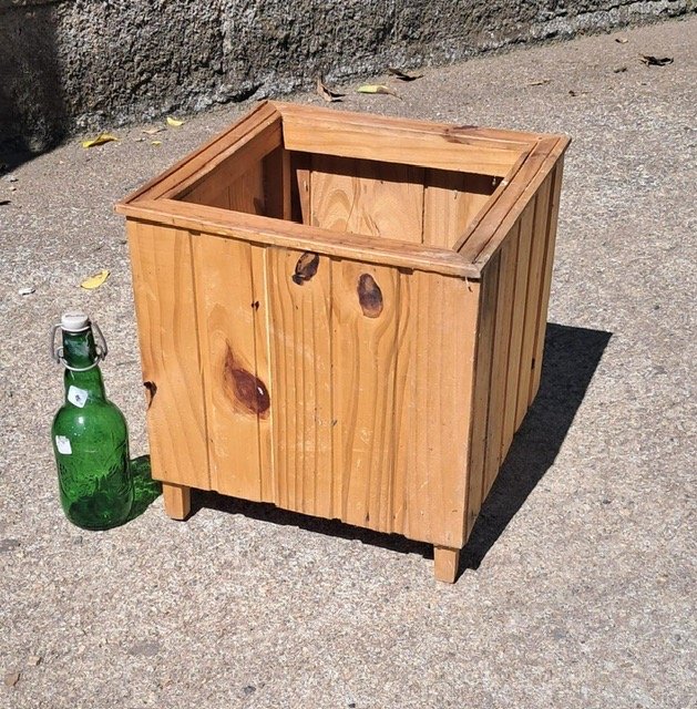 Lote siguiente: Portamaceta de madera con botella de vidrio