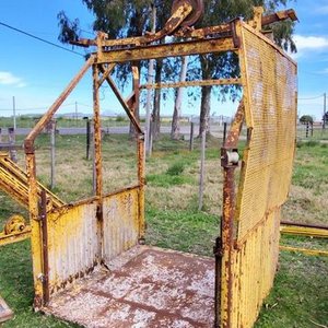 Ascensor de Obra Metálico con Polea y Reja - imagen 4