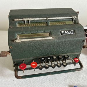 Calculadora Mecánica Facit y Radio Vintage - imagen 4