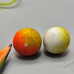 Lote de Accesorios de Pesca: Boyas Naranjas, Señuelo Artificial y Líneas con Anzuelos - imagen 8
