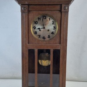 Lote siguiente: Antiguo Reloj de Pared de Madera con Péndulo y Esfera "Campos y Cia"